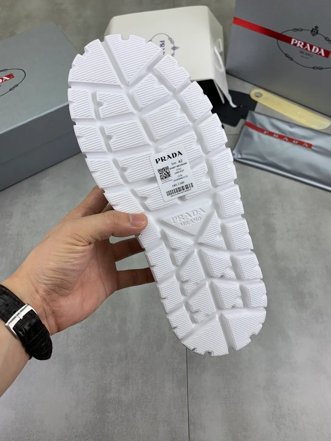 Men's shoes 💰P600💰 [New style] Flying weave series (summer must-have) is now available on the official website, 🆘 Trendy brand (Prada) mainly promotes popular models, avant-garde and versatile fashionable men's shoes, private version mold opening, cowhide surface splicing 1:1.. Fashionable and simple, original imported cowhide and cowhide leather feet; the atmosphere and personality are more fashionable, eye-catching and pursuing class. It will subvert the old idea and be a must-have for fashion trendsetters with you! Must keep it for yourself! High-end comfort and low-end, high-end quality workmanship. Size: 38-45 4️⃣colors available.